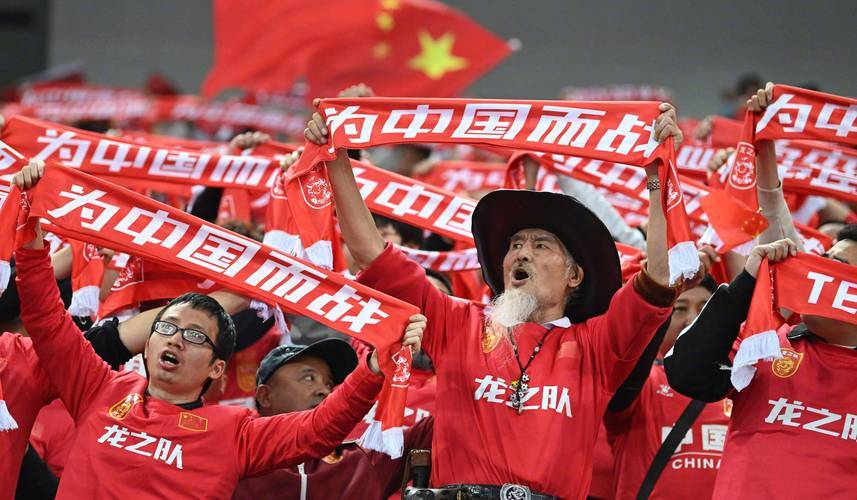 关于中国足球联赛备战备战练兵，球队士气高昂的信息